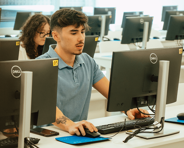 Estudante olhando para a tela do computador