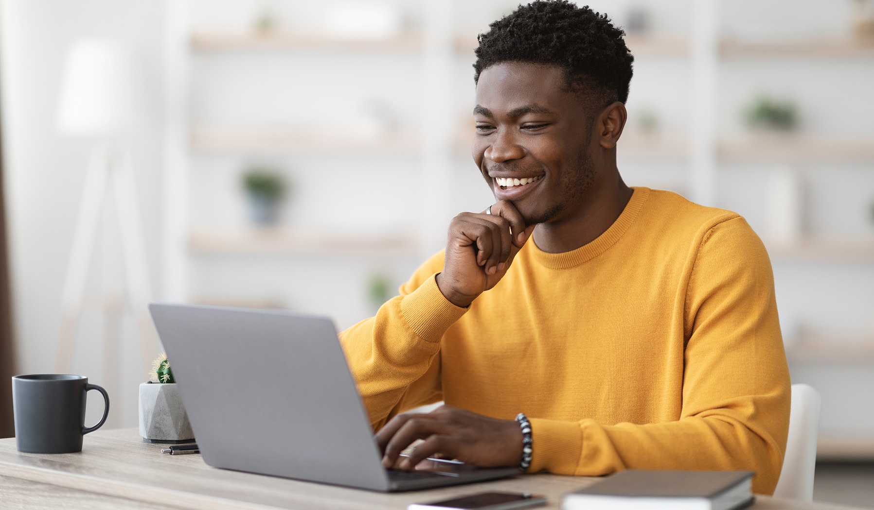 estudante lendo no computador