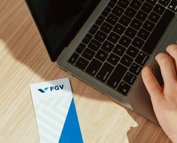 Notebook e panfleto FGV