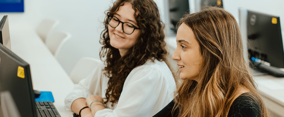 Estudantes olhar para a tela de um computador