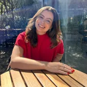 Ex-aluna sorrindo
