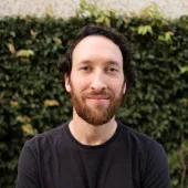 Ex-aluno sorrindo