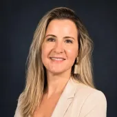 Ex-aluna sorrindo 