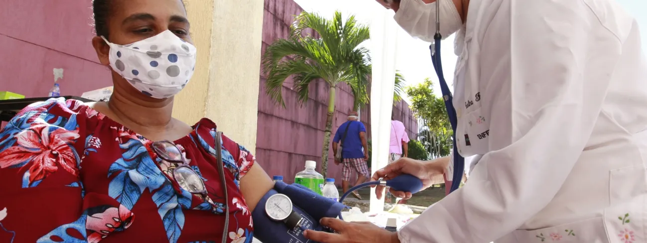 Profissional de saúde realizando atendimento em unidade básica após a saída dos médicos cubanos em município vulnerável do Brasil.