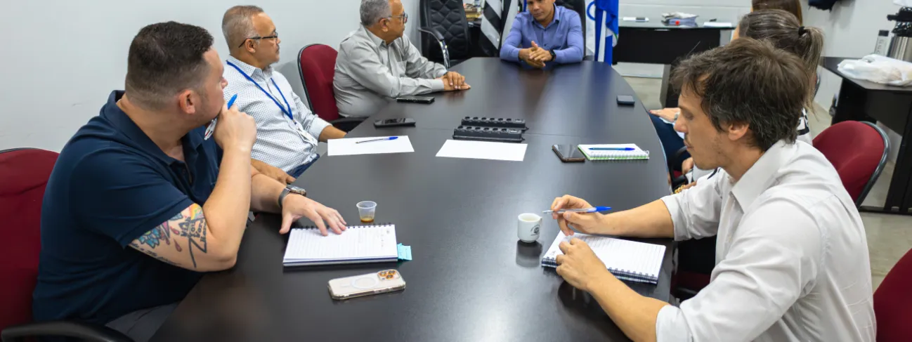 Servidores públicos discutindo estratégias de resistência a pressões antidemocráticas em ambiente institucional