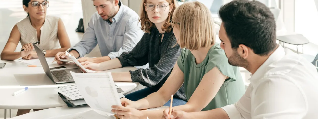 Liderança estratégica em equipes com executivos reunidos discutindo estratégias e decisões conjuntas
