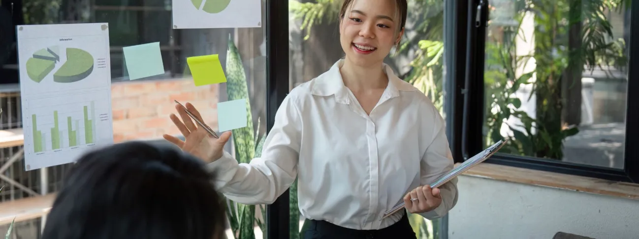 Liderança para sustentabilidade nas empresas orientando equipes e estratégias de gestão sustentável.
