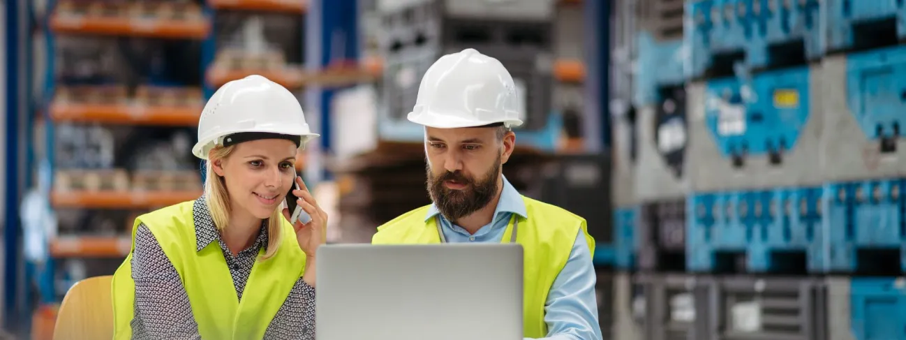 Equipe analisa dados para fortalecer a economia circular em uma indústria por meio de tecnologias digitais e colaboração.