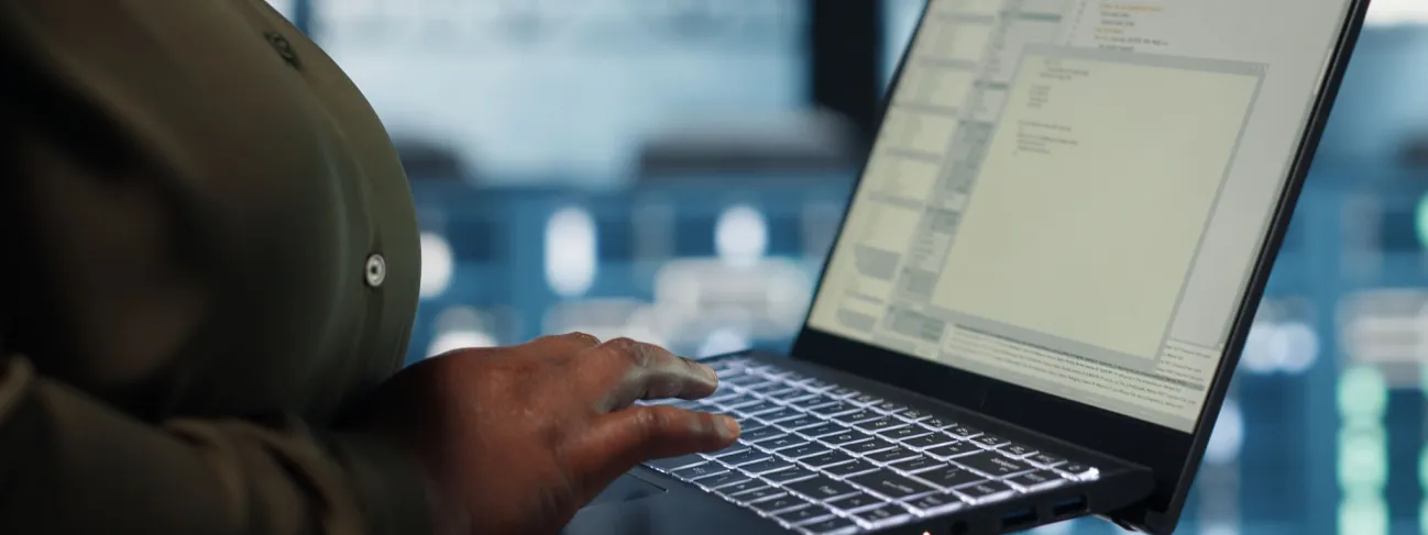 Pessoa utilizando sistema digital de segurança da informação em computador