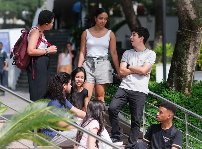 alunos no pátio conversando