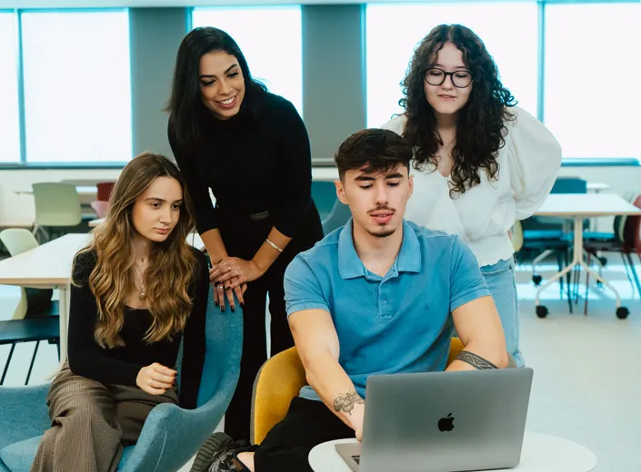 alunos juntos olhando tela de computador