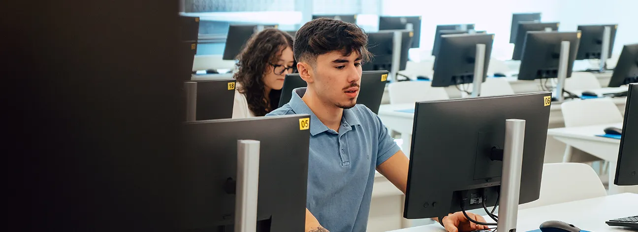 alunos sentados em computador