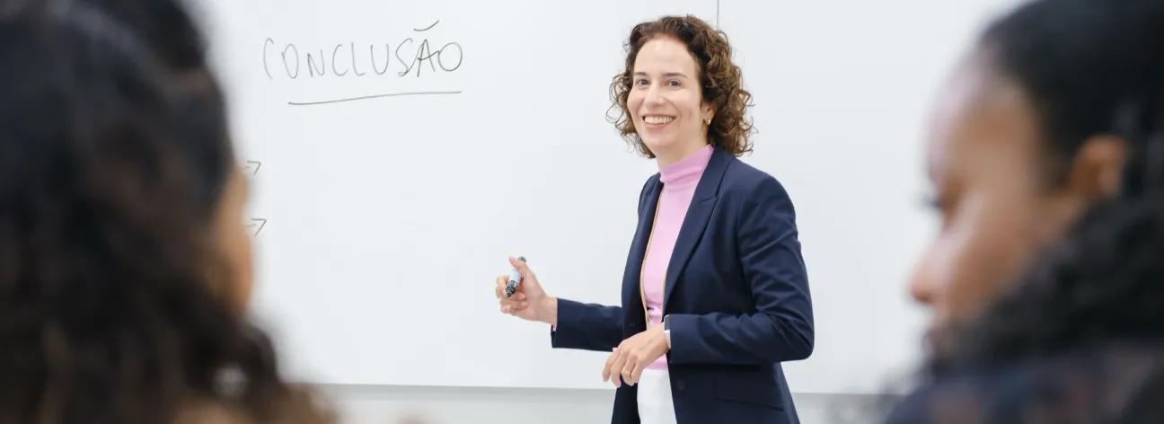 aluna em foco no quadro branco da sala de aula