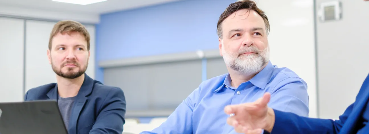 alunos sentados conversando em sala de aula