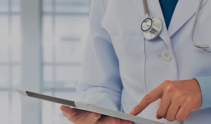 médico com tablet