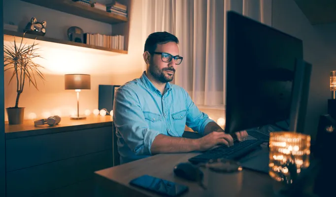 homem trabalhando no computador em casa
