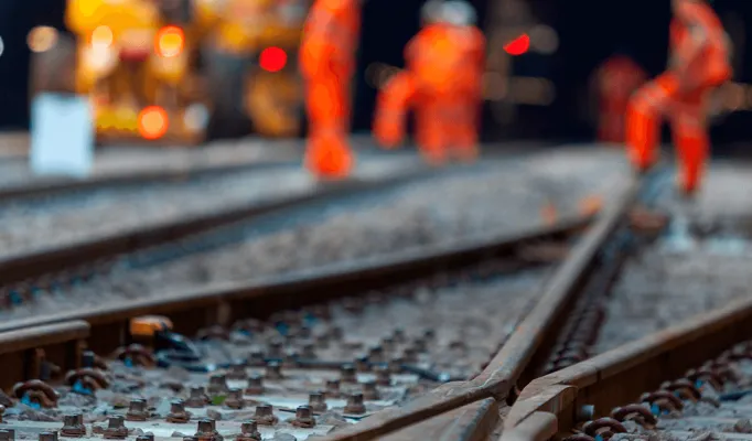 estrada ferroviária em construção