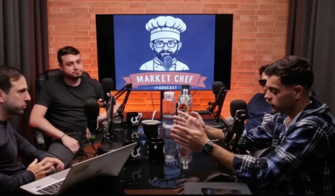 pessoas no studio de podcast
