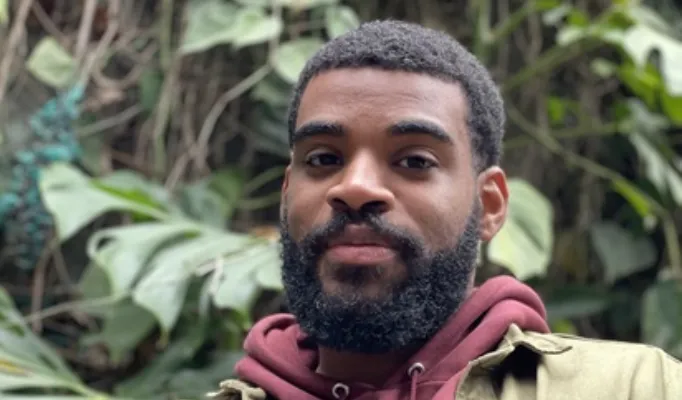 Homen negro com barba, ex-aluno