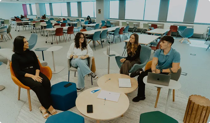Alunos sentandos conversando