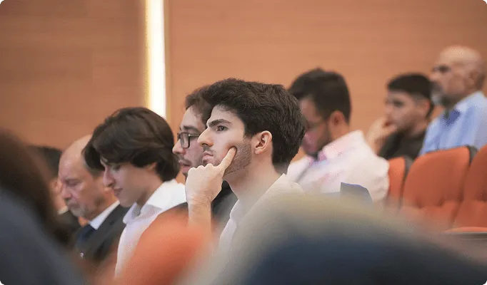 Pessoas assistindo a uma palestra