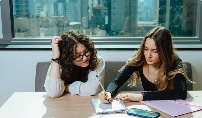 Duas mulheres estudando