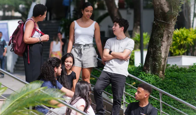 Alunos conversando no campus da escola