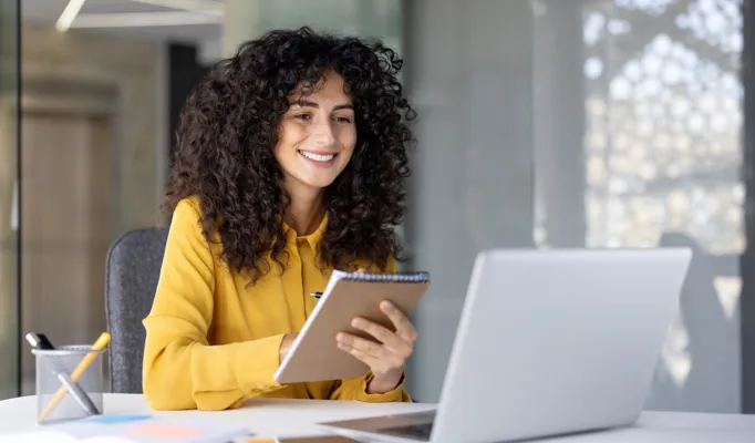 Mulher estudando em frente ao computador