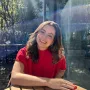 Ex-aluna sorrindo