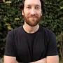 Ex-aluno sorrindo
