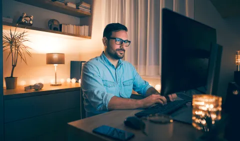 homem trabalhando no computador em casa