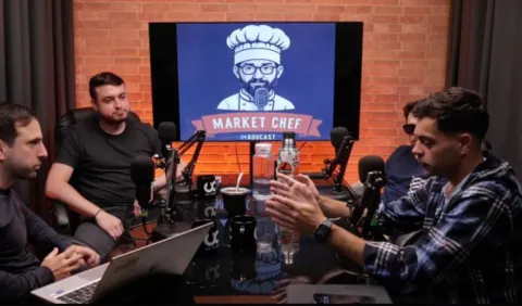 pessoas no studio de podcast