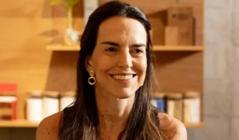 Ex-aluna sorrindo