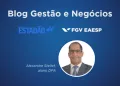 Banner com fundo azul exibindo o título “Blog Gestão e Negócios” no topo, acompanhado dos logotipos do Estadão e da FGV EAESP. Ao centro há uma foto circular de uma pessoa usando óculos e traje formal, com o texto “Alexandre Stellet, aluno DPA”