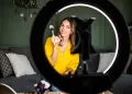 Influenciadora digital apresenta opções de maquiagem acessível e compara produtos de beleza nas redes sociais