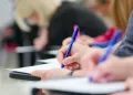  Pesquisadores analisando dados de pesquisa experimental para melhorar políticas públicas e decisões na administração pública.