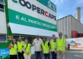 equipe em frente a empresa coopercaps