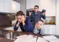 Família brasileira analisando contas e dívidas em casa, representando o superendividamento das famílias no Brasil