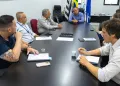 Servidores públicos discutindo estratégias de resistência a pressões antidemocráticas em ambiente institucional