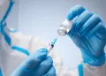 Profissionais em laboratório farmacêutico representam como as compras públicas na saúde impulsionam inovação e produção nacional