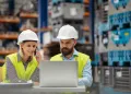 Equipe analisa dados para fortalecer a economia circular em uma indústria por meio de tecnologias digitais e colaboração.