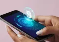 Moedas digitais locais sendo utilizadas em um pagamento por celular em um comércio de bairro.