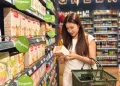 Consumidor avaliando atributos de um produto ético antes da compra