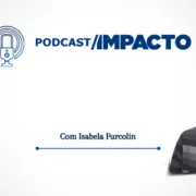 Arte do Podcast Impacto com ícone de microfone, texto ‘Com Isabela Furcolin’ e retrato em destaque à direita sobre fundo claro
