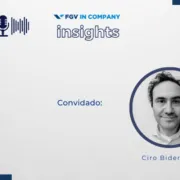 Imagem promocional de podcast FGV In Company Insights, com ícone de microfone, texto ‘Convidado’ e retrato em destaque dentro de um círculo