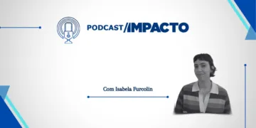 Arte do Podcast Impacto com ícone de microfone, texto ‘Com Isabela Furcolin’ e retrato em destaque à direita sobre fundo claro