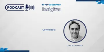 Imagem promocional de podcast FGV In Company Insights, com ícone de microfone, texto ‘Convidado’ e retrato em destaque dentro de um círculo