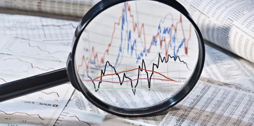 Brasileiros podem investir em ativos em dólar para neutralizarem os efeitos da variação cambial, aponta levantamento