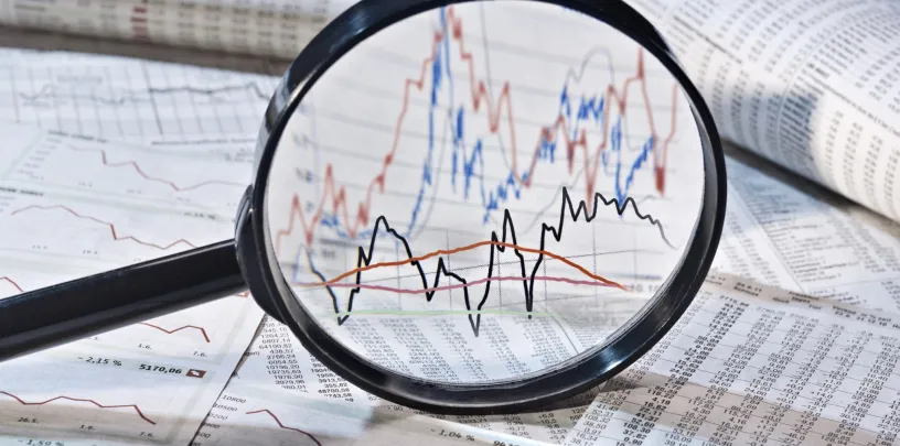 Brasileiros podem investir em ativos em dólar para neutralizarem os efeitos da variação cambial, aponta levantamento