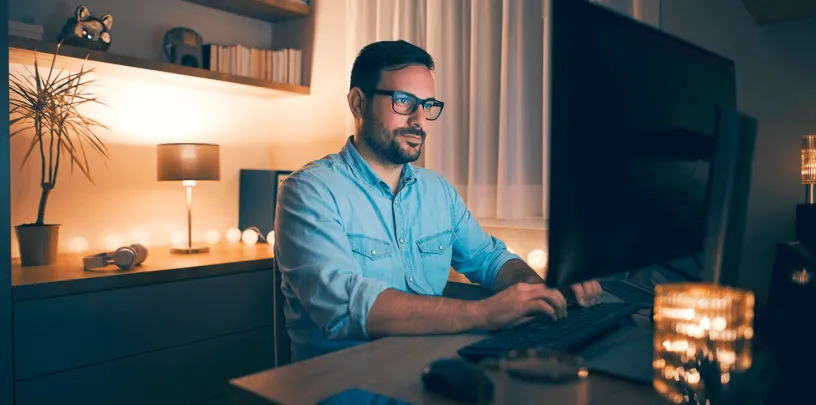 homem trabalhando no computador em casa